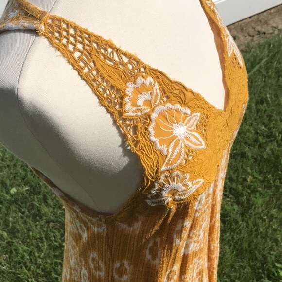 Lucky Brand Sleeveless Yellow Gold and While Floral Printed V-Neck Top Size Med - Picture 6 of 16
